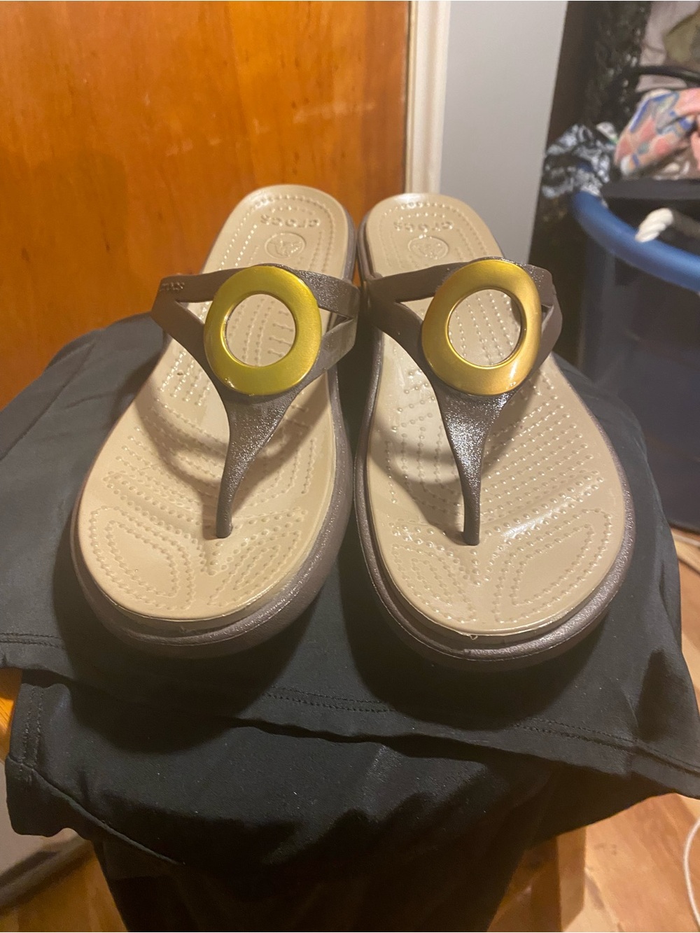 Crocs Sanrah Beveled Circle Wedge Sandals in the Espresso / Gold colorway. - Picture 5 of 7